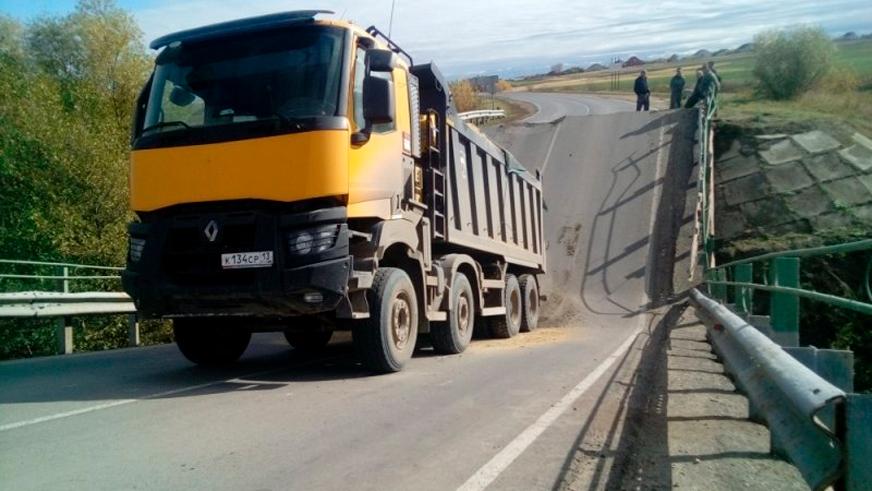 В один день в России под тяжестью грузовиков рухнули два моста