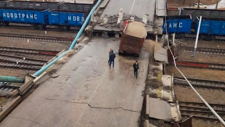 В один день в России под тяжестью грузовиков рухнули два моста