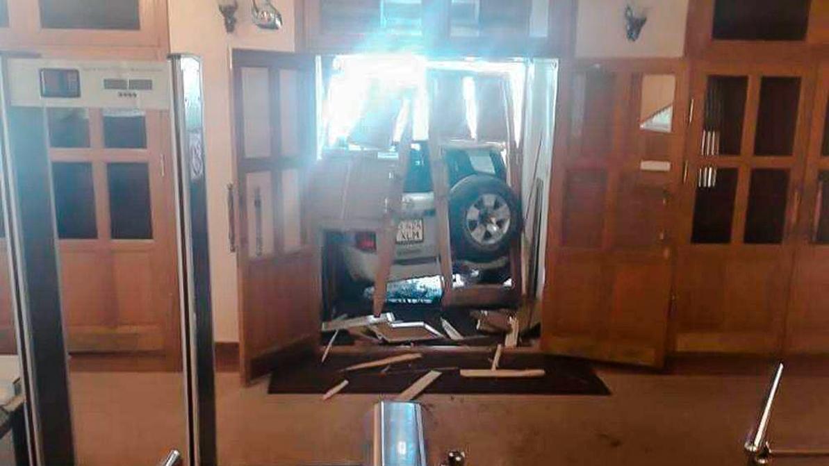 Nissan Patrol влетел в акимат: водителя лишил прав на пять лет