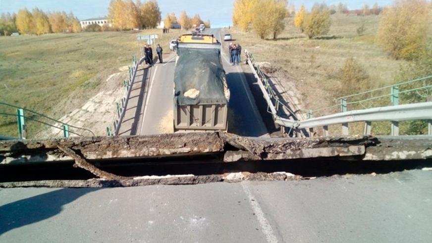 В один день в России под тяжестью грузовиков рухнули два моста