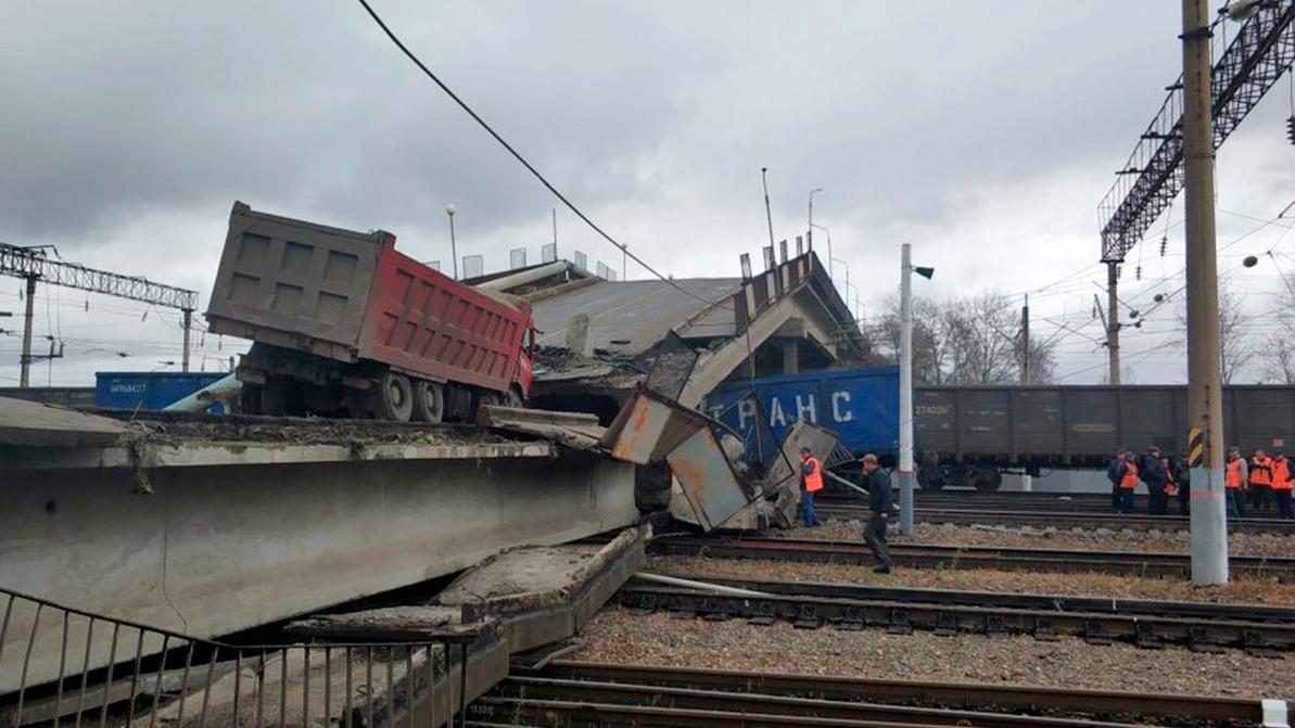 В один день в России под тяжестью грузовиков рухнули два моста