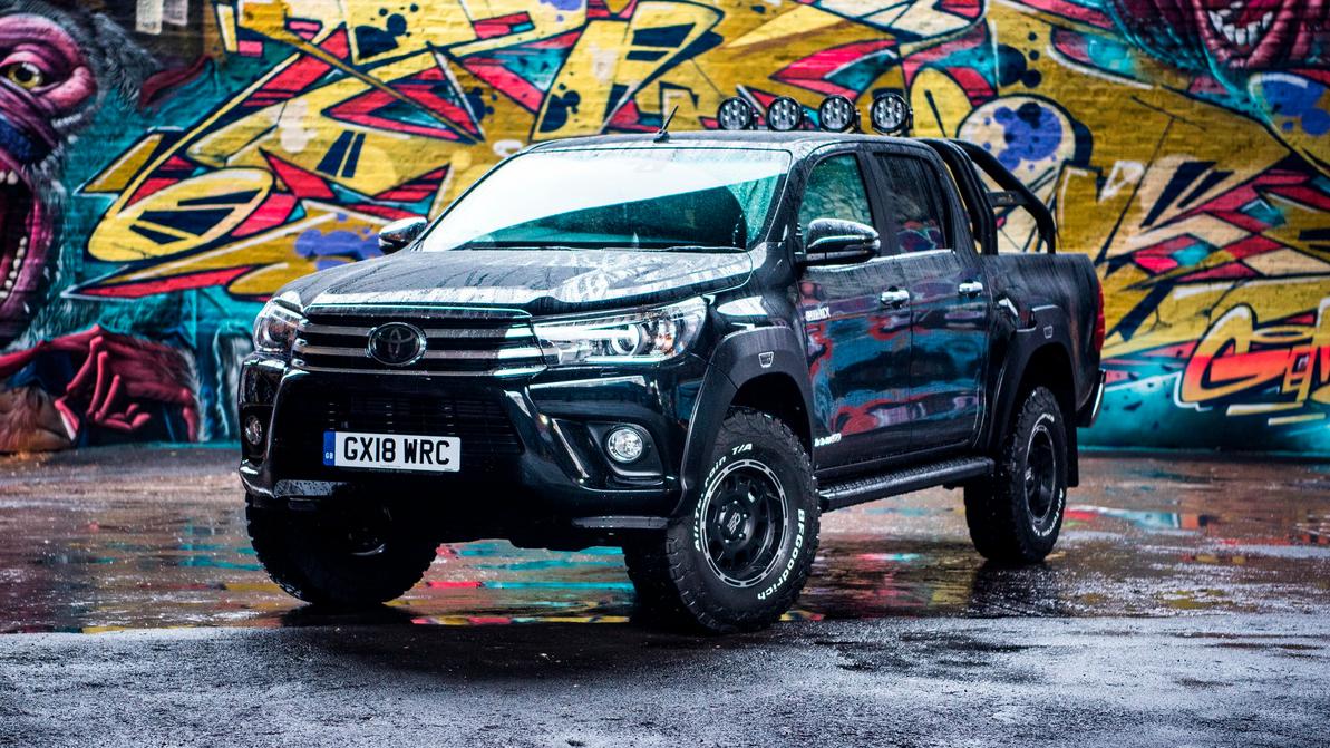 Toyota построила особенный Hilux в честь 50-летия модели