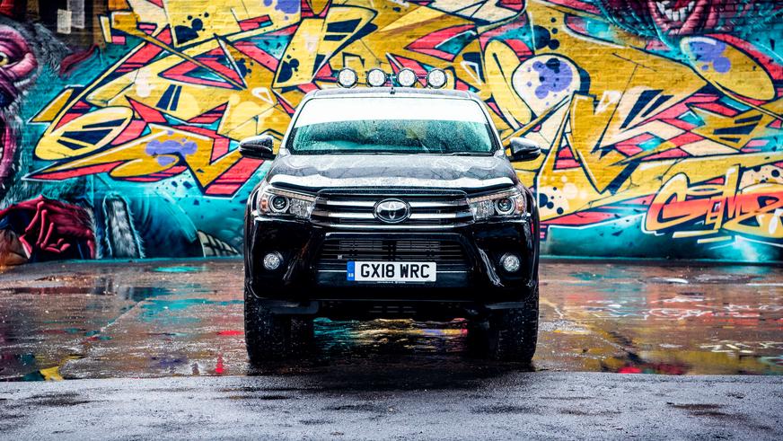 Toyota построила особенный Hilux в честь 50-летия модели