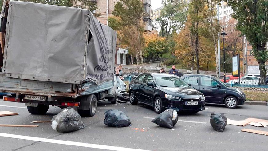 Автокран протаранил 19 машин в Киеве