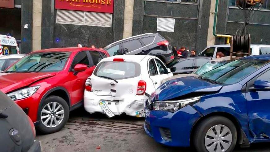 Автокран протаранил 19 машин в Киеве