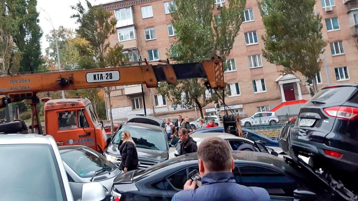 Автокран протаранил 19 машин в Киеве