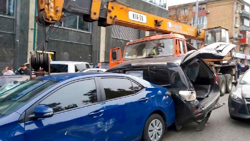 Автокран протаранил 19 машин в Киеве