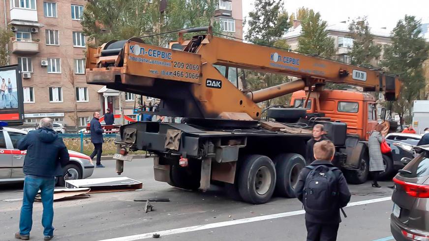 Автокран протаранил 19 машин в Киеве