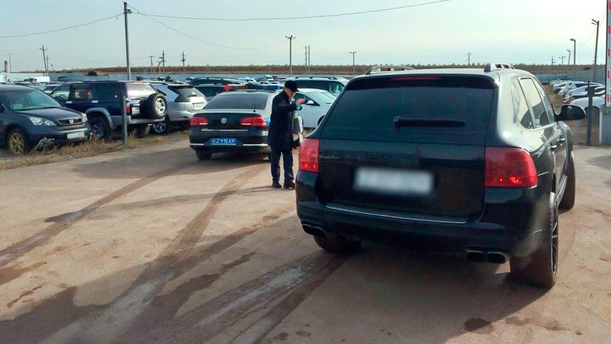 Два Porsche Cayenne отобрали у астанчан за неуплату налогов