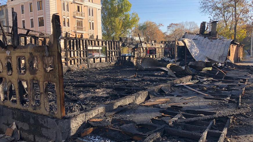 В Алматы при пожаре в кафе огонь уничтожил несколько машин