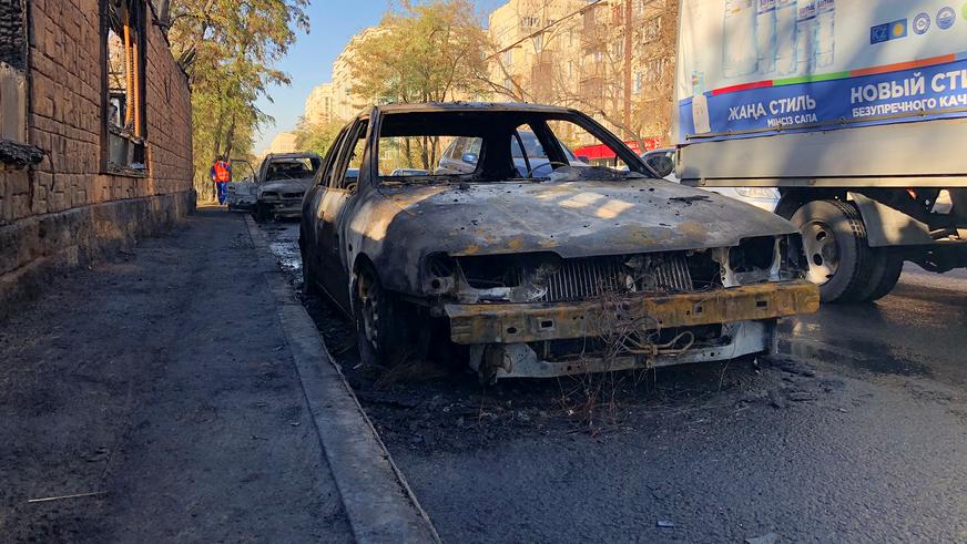 В Алматы при пожаре в кафе огонь уничтожил несколько машин