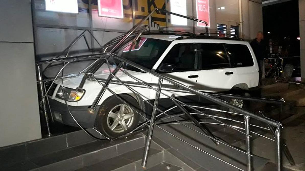 Subaru Forester протаранил банк в Алматы