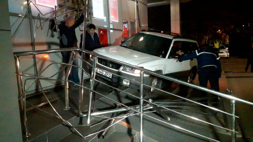 Subaru Forester протаранил банк в Алматы