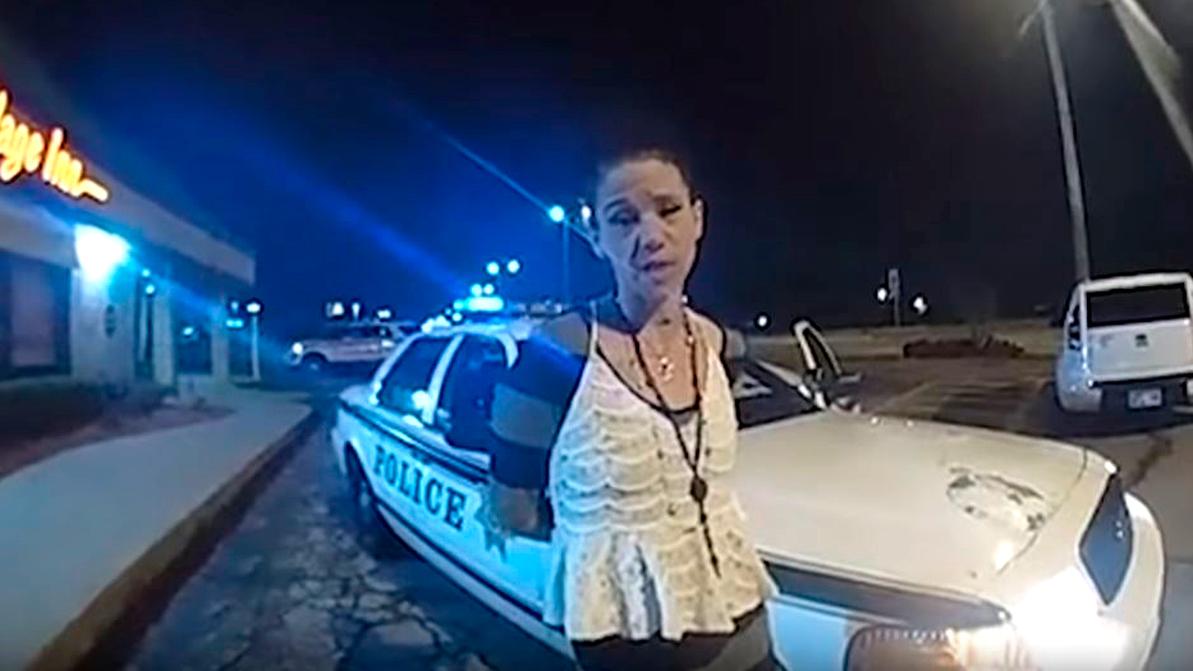 Женщина в наручниках угнала полицейскую машину