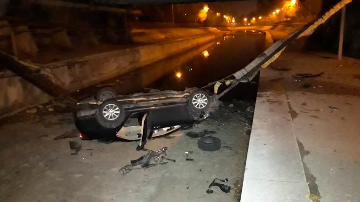 Toyota упала с моста в Алматы