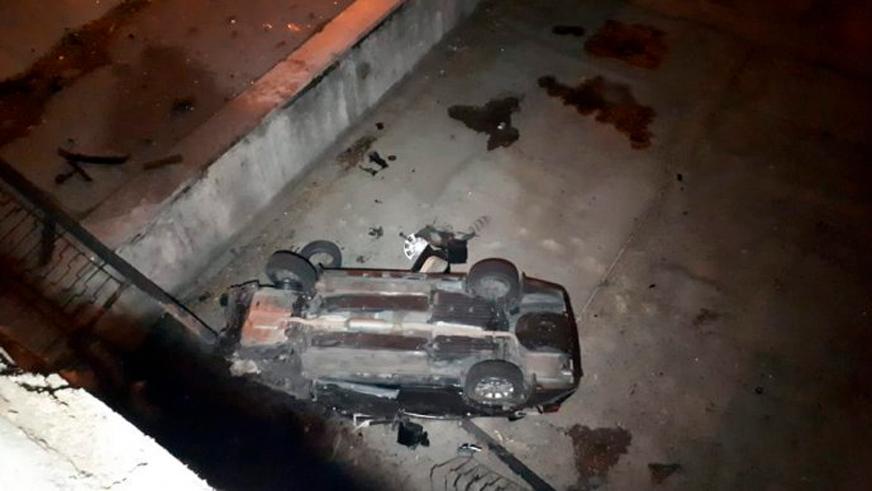 Toyota упала с моста в Алматы