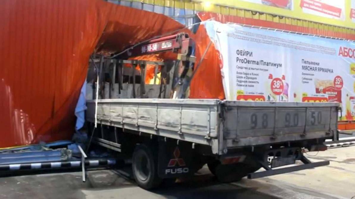 Кран-манипулятор протаранил магазин в Иркутске