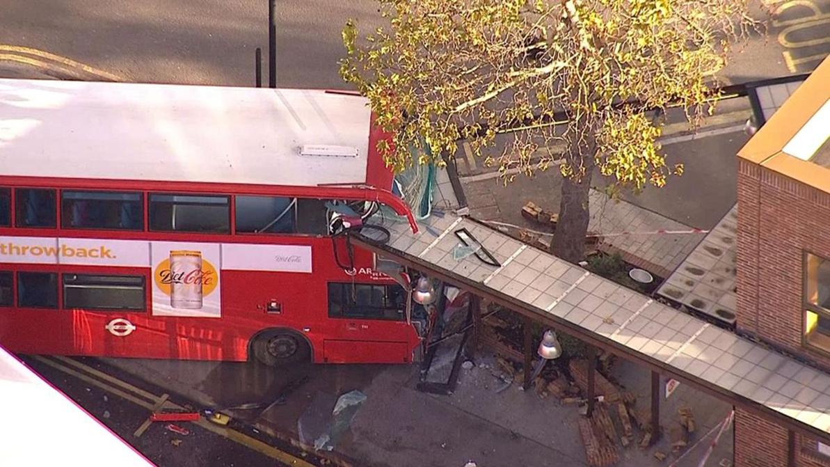 Двухэтажный автобус протаранил остановку в Лондоне