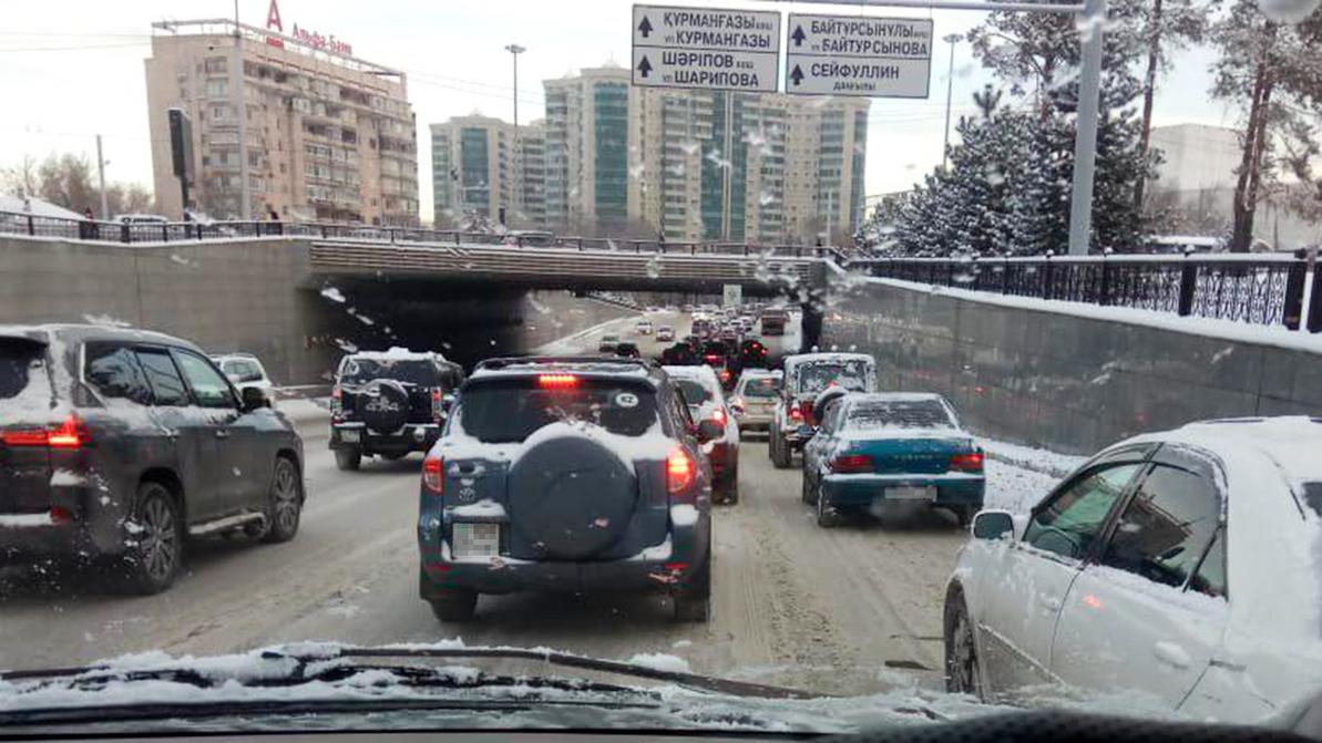 Освободить улицы Алматы от снега чиновники обещают к ночи