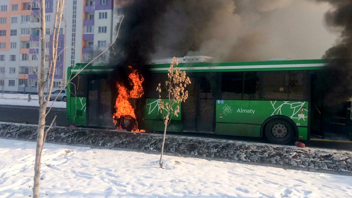 Пассажирский автобус ЛиАЗ 5292 сгорел в Алматы