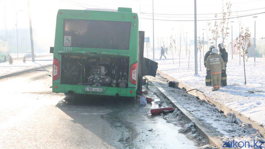 Пассажирский автобус ЛиАЗ 5292 сгорел в Алматы