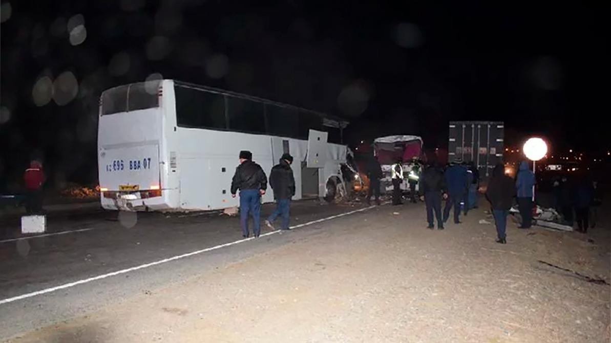 Рейсовый автобус выехал на встречку: трое погибли, 86 ранены
