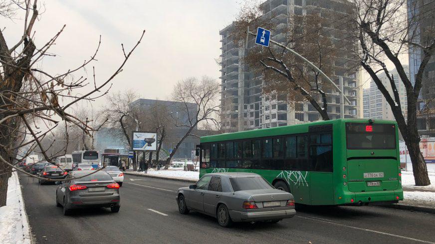 В Алматы снимают «кирпичи» с автобусных полос