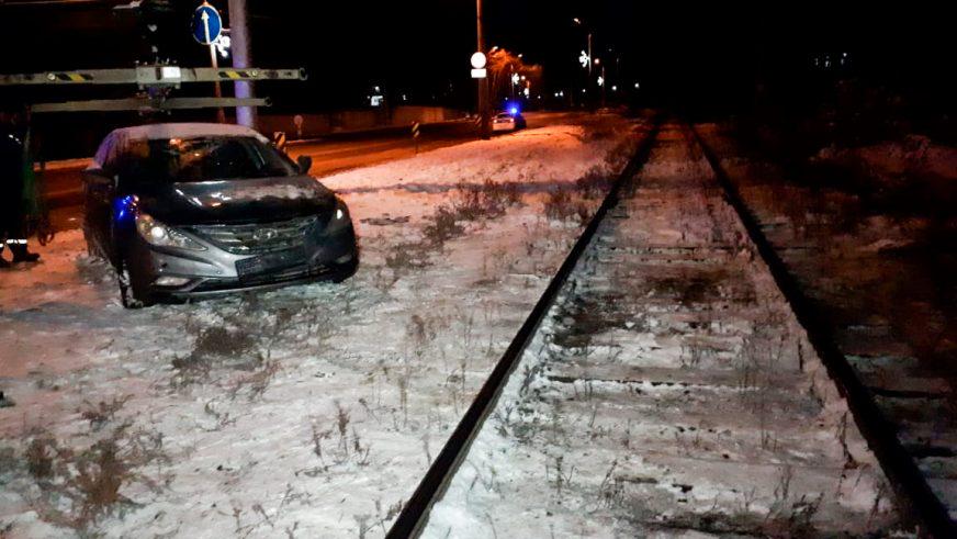 Поезд столкнулся с Hyundai в Алматы