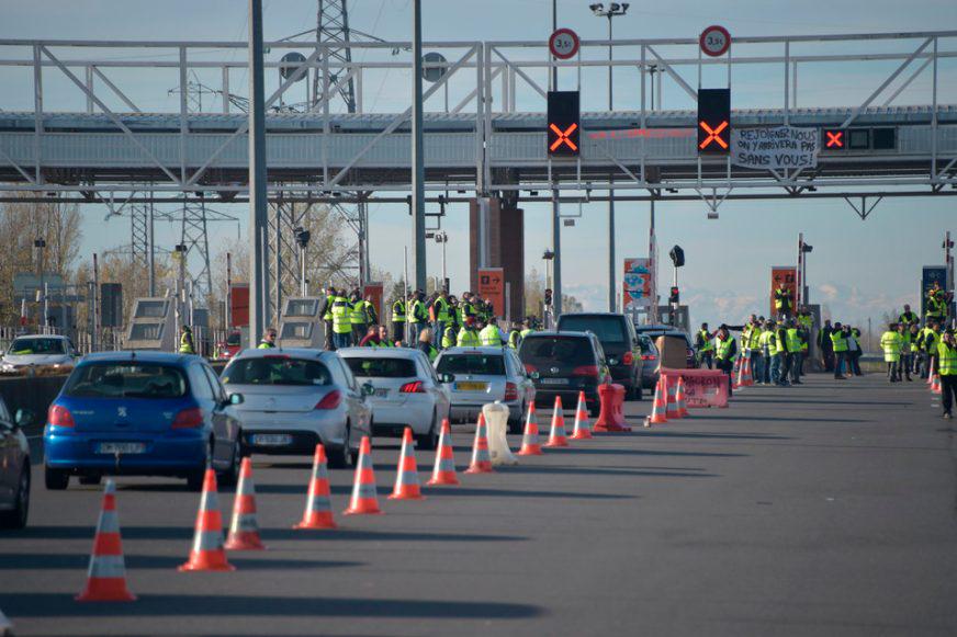 Обещание подорожания топлива во Франции привело к беспорядкам и погромам