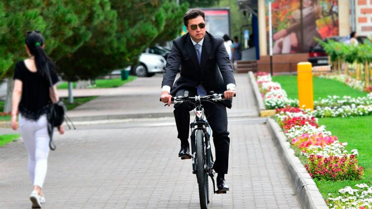 Аким Шымкента будет ездить только на велосипеде