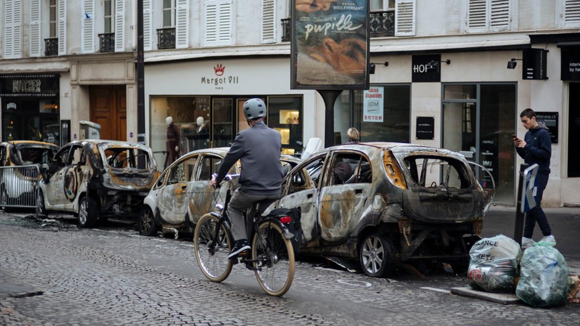 Правительство Франции не будет повышать цены на топливо