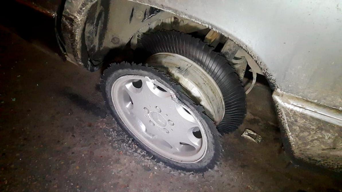 Mercedes-Benz W124 протаранил ограждение на Рыскулова