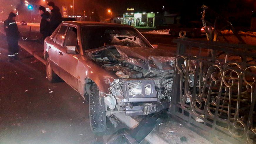 Mercedes-Benz W124 протаранил ограждение на Рыскулова