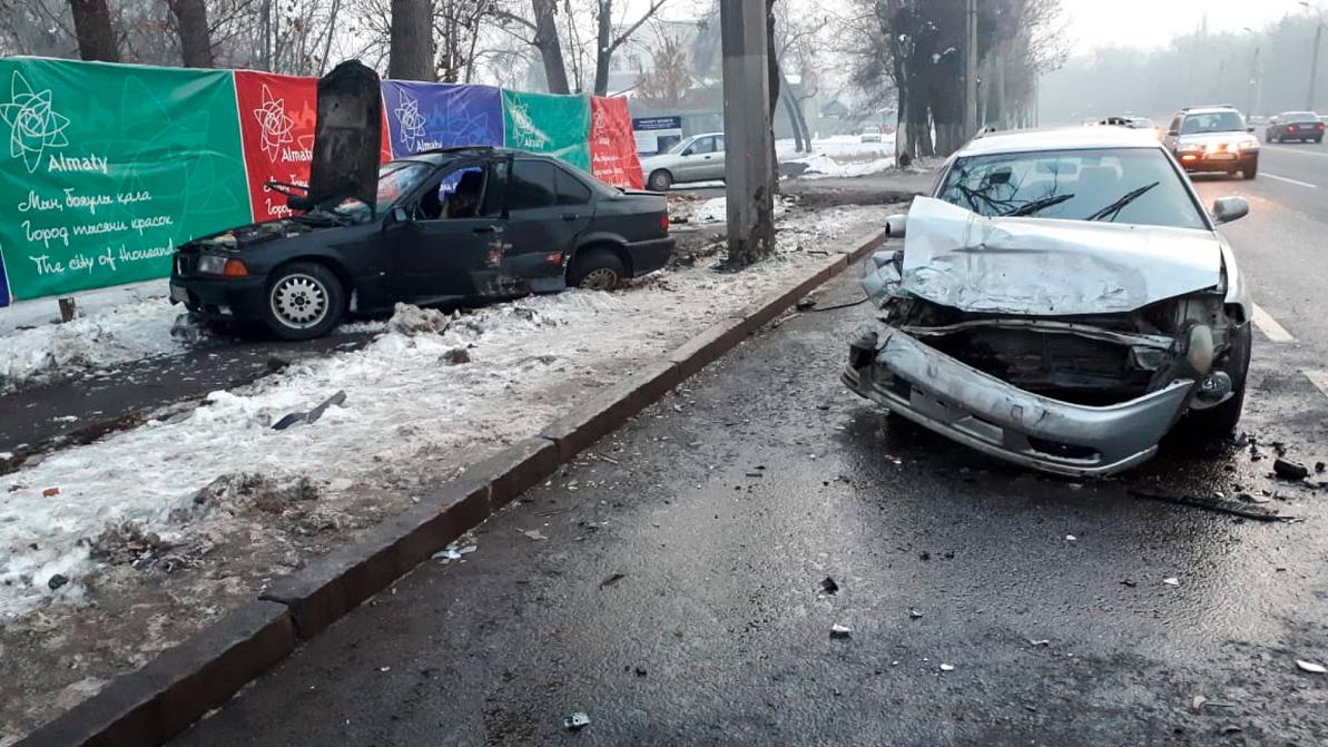 BMW и Subaru столкнулись в Алматы