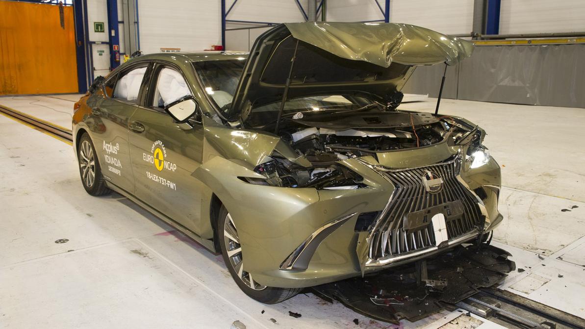 Lexus ES стал одной из самых безопасных машин 2018 года