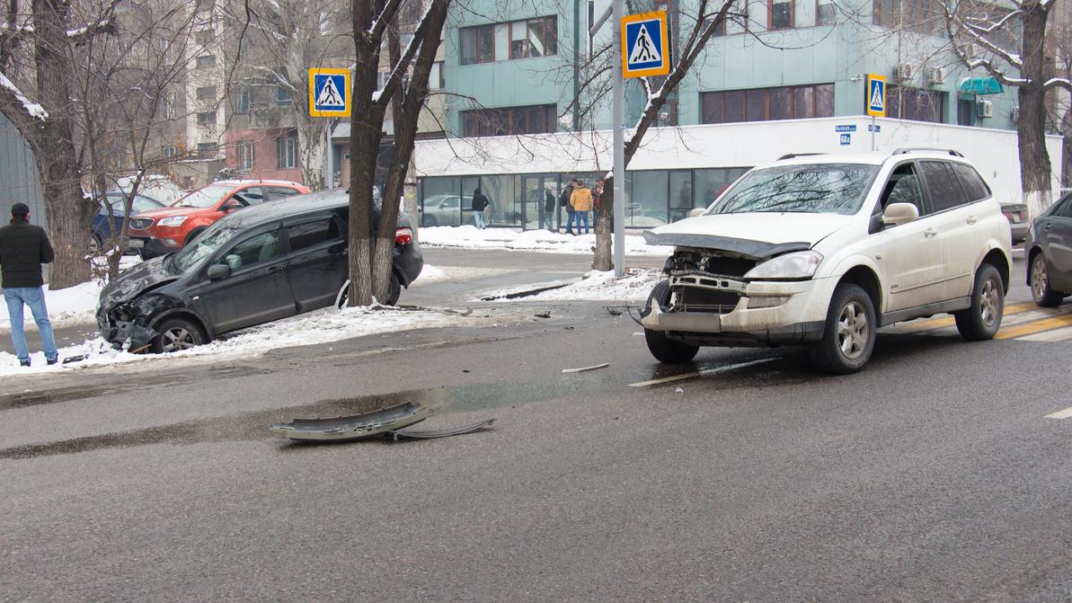 Видео: На Мынбаева – Гагарина в Алматы очередная авария