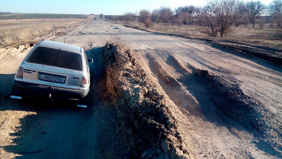 Украинские водители скинулись и отремонтировали 70 км дороги