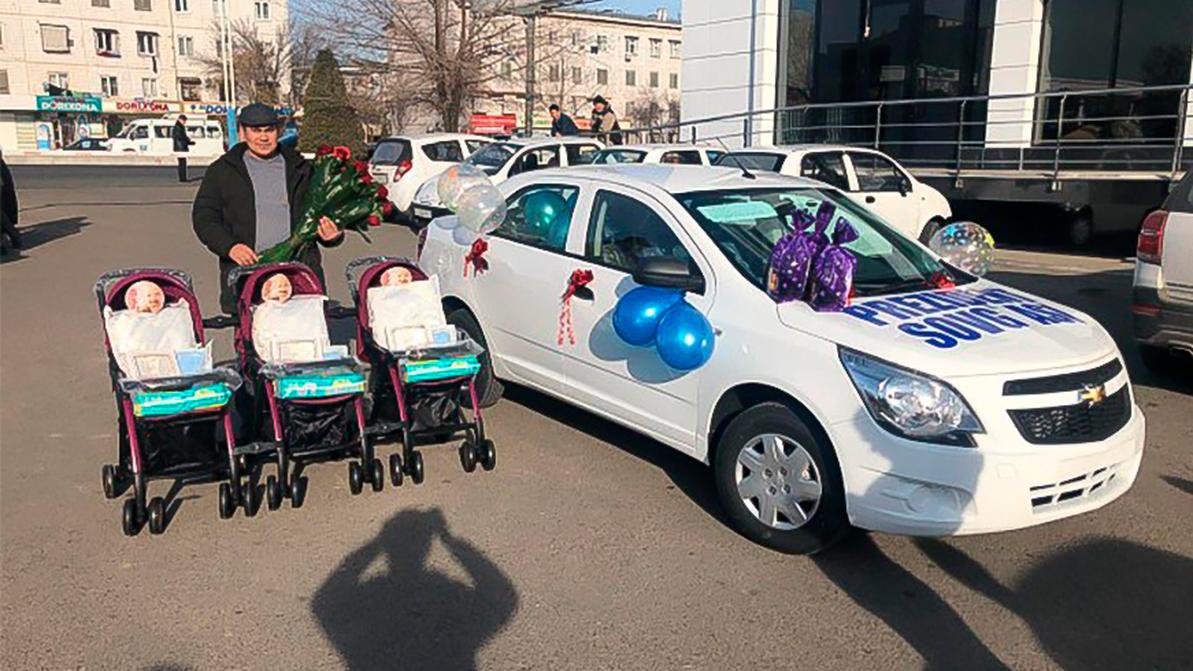 В Узбекистане тройняшкам, названным в честь президента, подарили машину