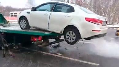 Водитель самовольно «снял» авто с эвакуатора в Москве