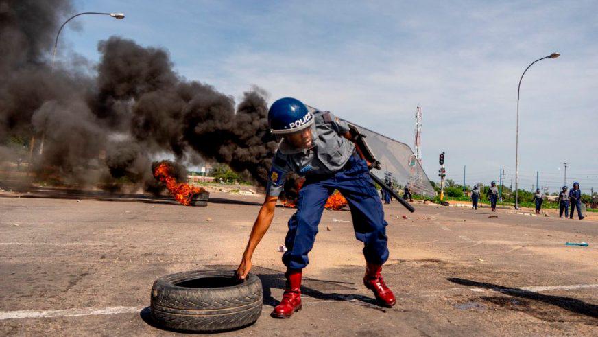 Люди гибнут за бензин в Зимбабве