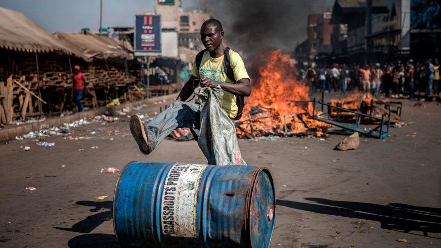 Люди гибнут за бензин в Зимбабве