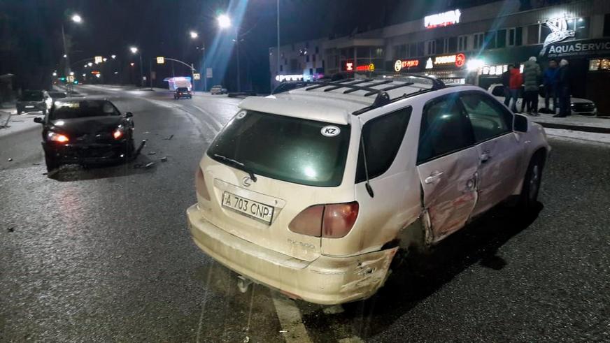 Три автомобиля столкнулись на ул. Жандосова в Алматы