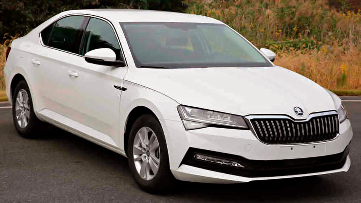 Фото рестайлинга Škoda Superb утекли в Сеть