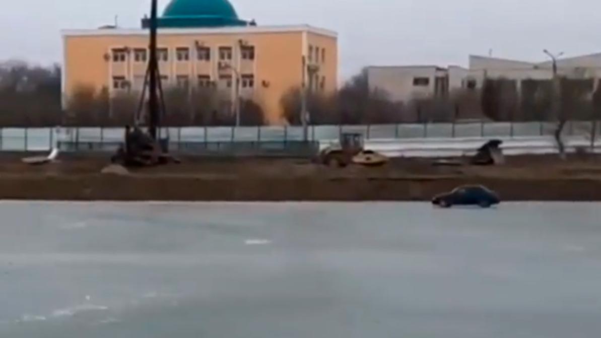По замёрзшему Уралу на автомобиле