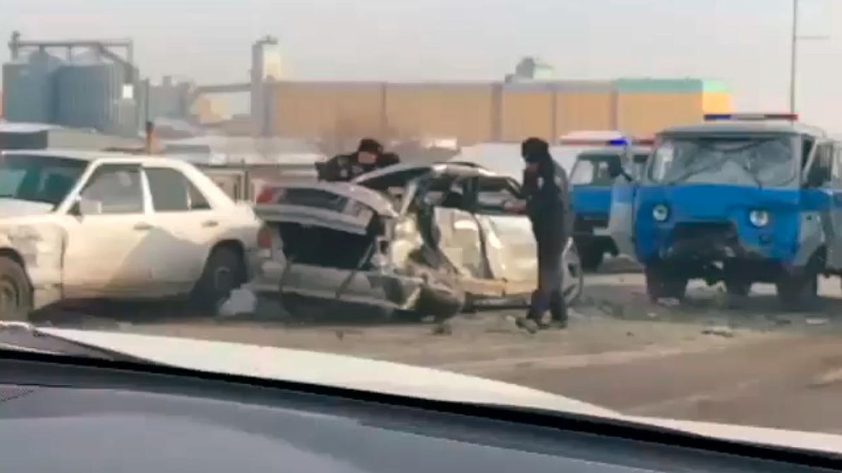 Лобовое столкновение в Караганде: один из водителей погиб