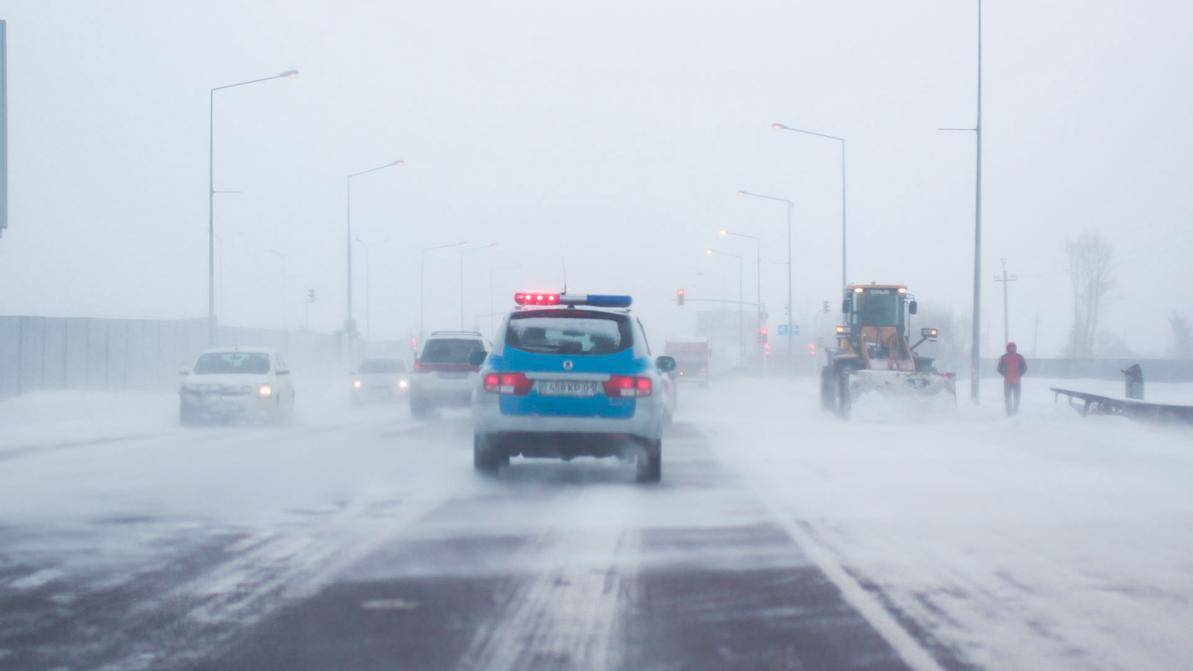 Метели, морозы и снегопады накроют сегодня казахстанские трассы