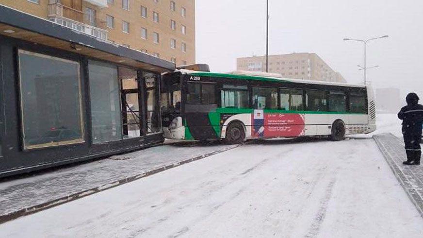 Автобус протаранил тёплую остановку в Астане