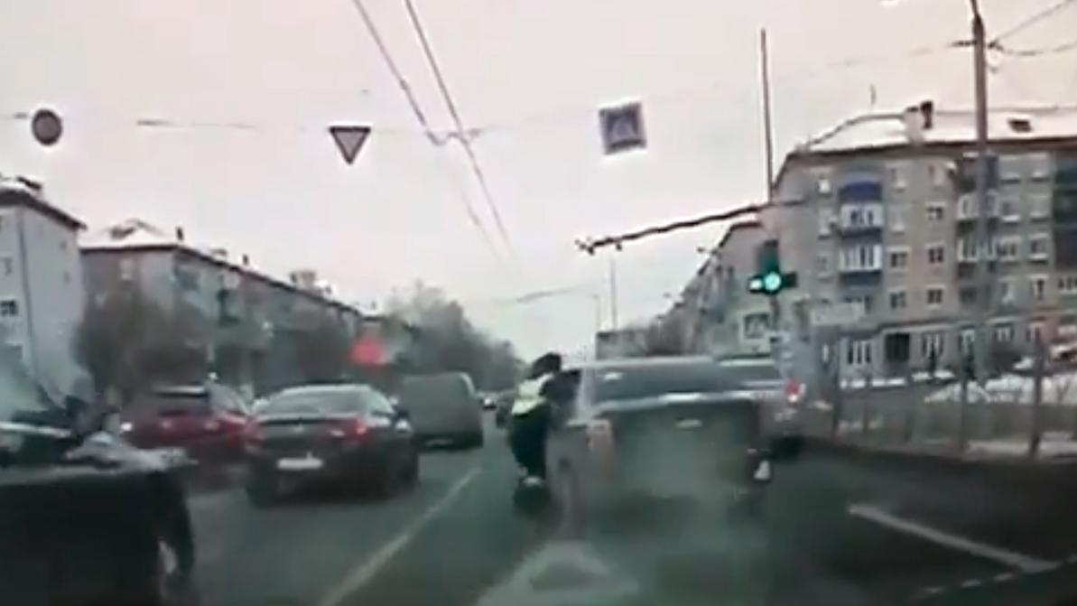 Водитель прокатил полицейского в Казани