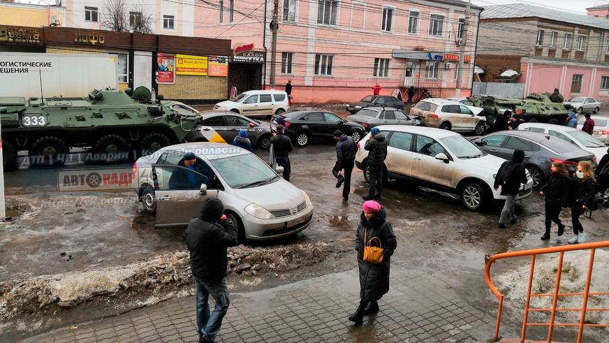 Два БТР «собрали паровозик» в центре Курска