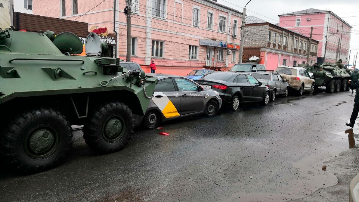 Два БТР «собрали паровозик» в центре Курска